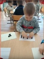 "Уступи дорогу поездам!" "Уступи дорогу поездам!".