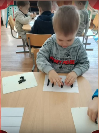 "Уступи дорогу поездам!" "Уступи дорогу поездам!".